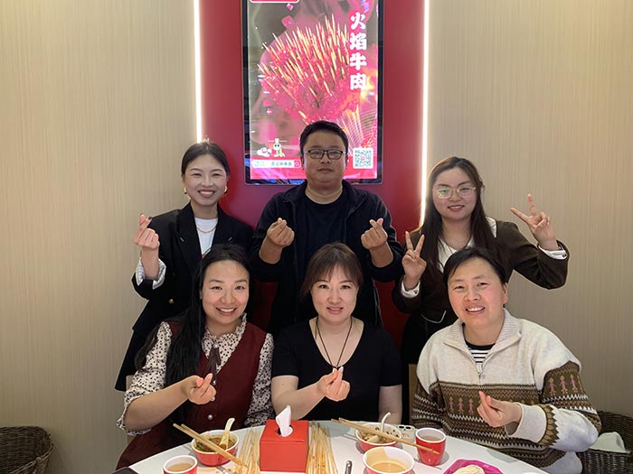 豐盛佳肴聚一堂，團(tuán)建聚餐喜氣洋洋。讓我們齊聚力量，砥礪前行！