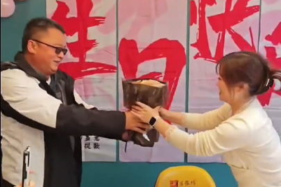 河南賽諾威生活的一面，同事生日其樂(lè)融融，員工一家親！我們不僅懂聚丙烯酰胺，我們更懂生活！